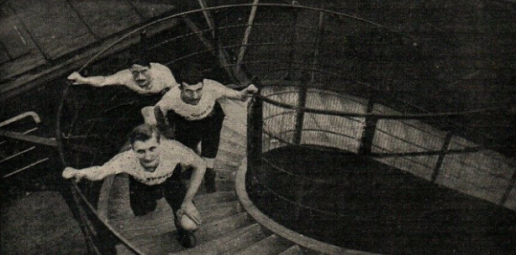 Eugène Forestier lors de la 1ère course ascensionnelle dans la Tour Eiffel, 1905.